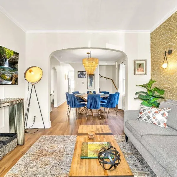 Sleeps 10 + Coffee bar + Game Room + Train to CHGO, hôtel à Brookfield