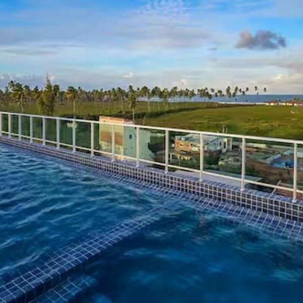 Vista para o mar e piscina de borda infinita