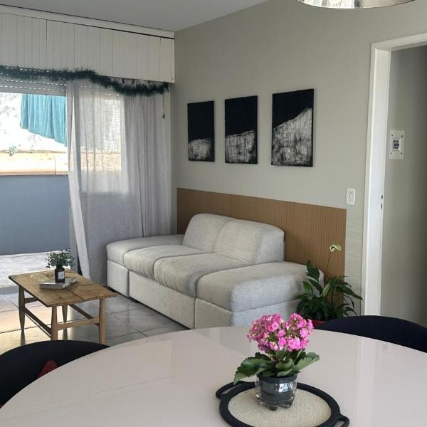 Casa con garage, cerca de free shop restaurante