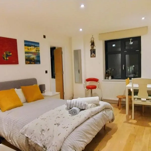 Fantastic location Ensuite luxury Shoreditch Hoxton spitalfields Liverpool st London Bridge city 2 Room only luxury Doubles for 5 guests, hotel en Londres