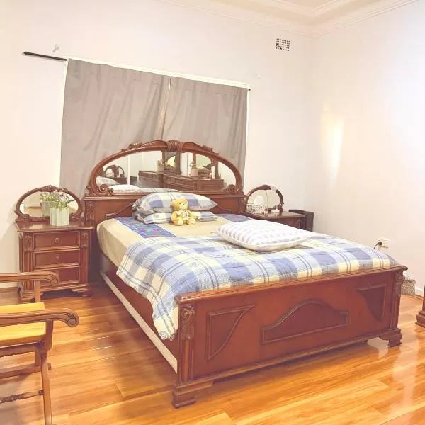 Spacious Luxe Rooms - Prime location in Earlwood & close to shops、シドニーのホテル