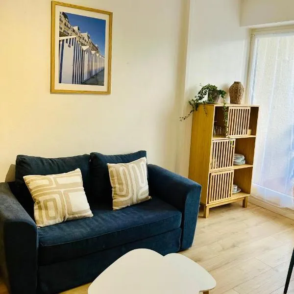 Appartement deux pièces élégant avec Vue sur Parc - Plage & Centre-Ville à Pied, hotel in Cabourg