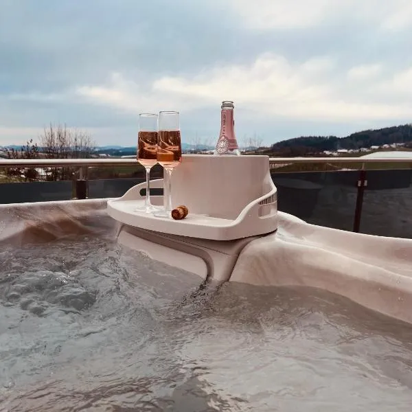 Modernes Penthouse mit Rooftop-Whirlpool, risieger Panoramaterrasse & Tischfußball für bis zu 8 Personen, ξενοδοχείο σε Waldkirchen