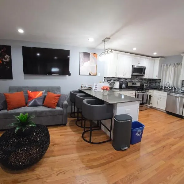 Brand New 2BR House 20Min Downtown Boston, отель в Бостоне