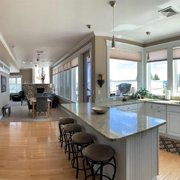 Pier Harbor #2, Hotel in St. Ignace