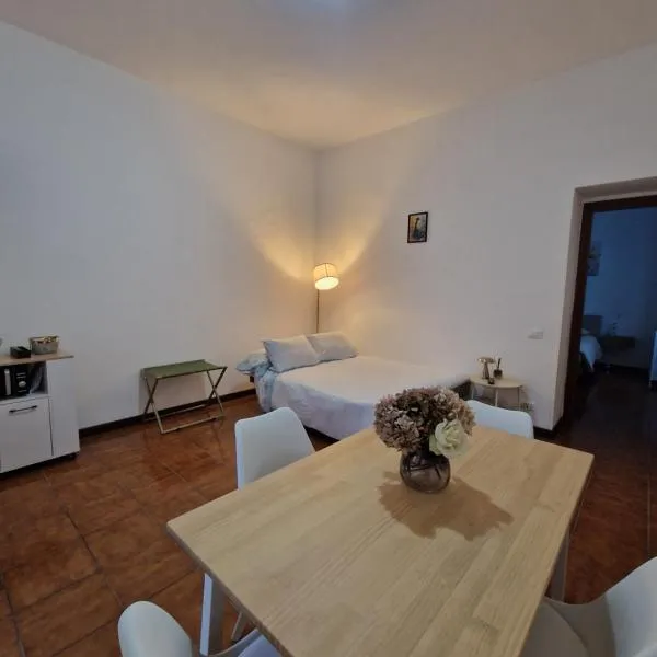 Charming Home with Private Patio near Swiss Border and Transport - Daisy, Loggiadeifiori, hotel em Como
