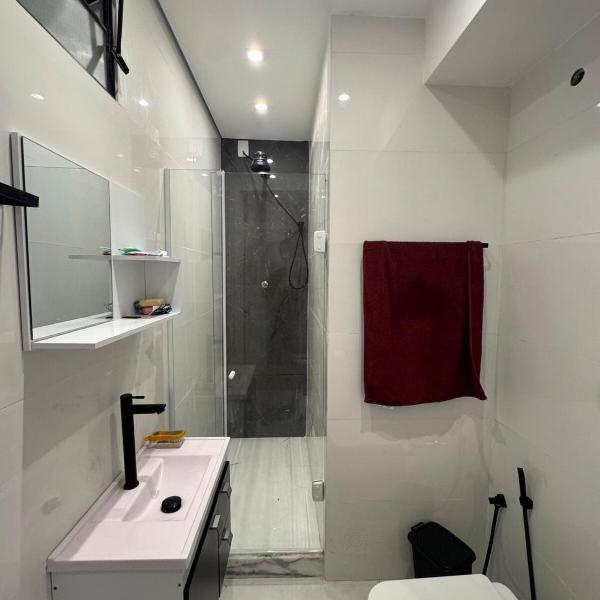 Apartamento Moderno 2 minutos da praia de copacabana - Foto 3