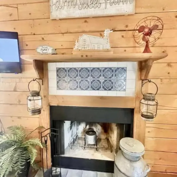 Cozy Rustic Cabin! 3 miles from the strip!, hotel din Branson