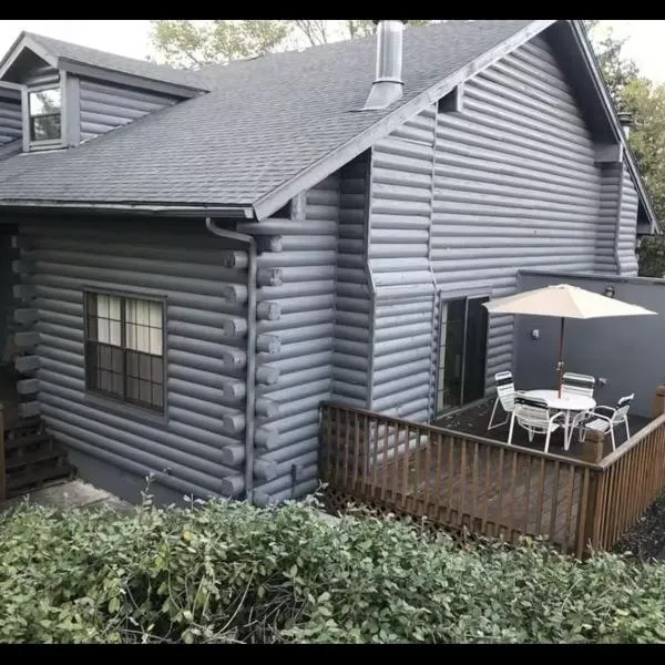Cozy Rustic Cabin! 3 miles from the strip!, hotel en Branson