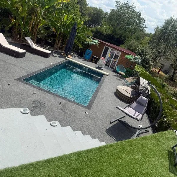 Maison cocooning , avec double jacuzzi et piscine, отель в городе La Machine