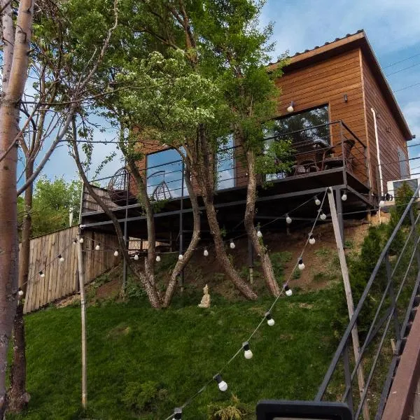 Secluded Cabins with Mountain & Sunset Views, hotel a Almaty