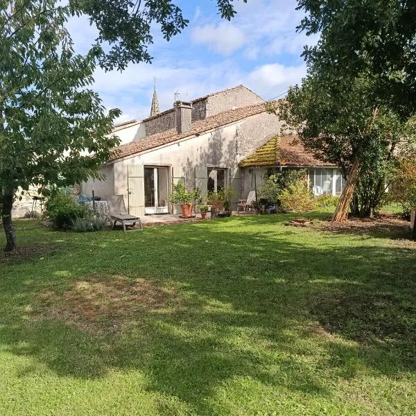 Maison de village de plain pied sur jardin arboré, hotel v destinácii Laparade