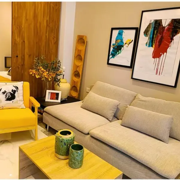 Casa Luna beach side Luxurious comfy apt in center Paphos, hotel in Paphos