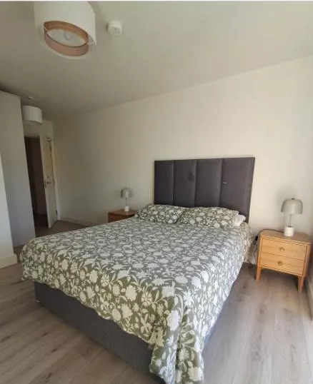 Modern Ensuite King Bedroom in Sandyford, хотел в Сандифорд