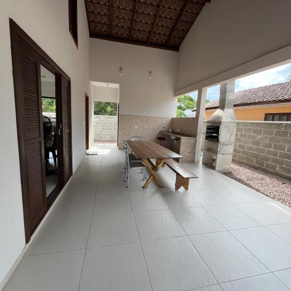 Casa agradável com churrasqueira e área externa