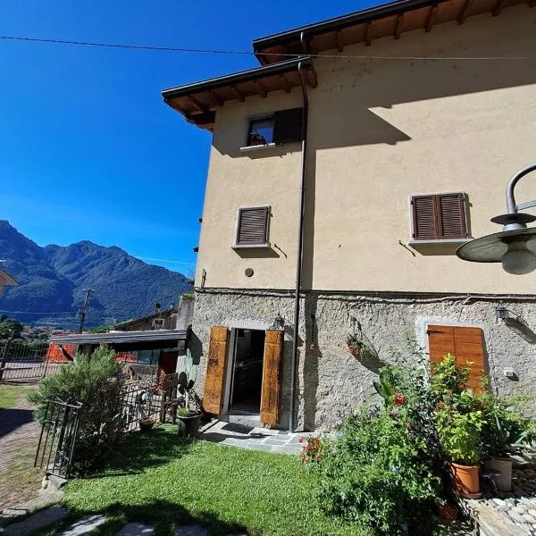 Casa Rosa nel borgo di Linzanico, hotel en Abbadia Lariana