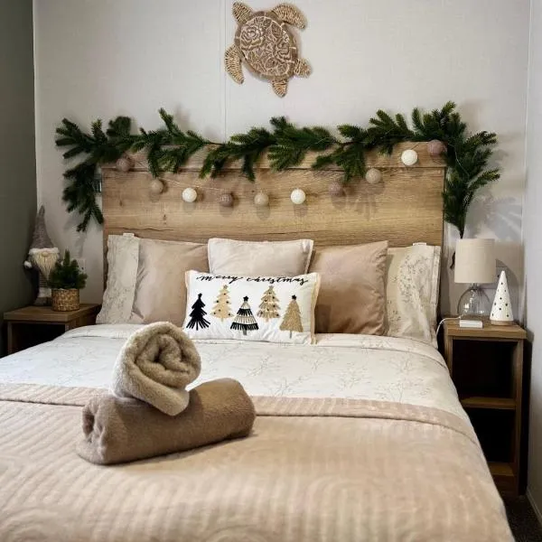 Big Boss Caravan-Camber Sands,Sleep 8, Free Wi-Fi, Netflix, Parking、Camberのホテル