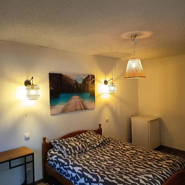 Grande Chambre Cosy avec Salle de Bain Privative, hotel en Lassigny