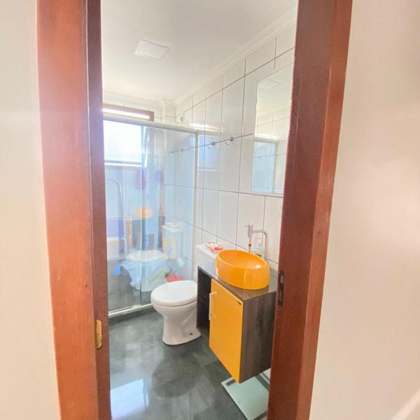 Apartamento completo, 2 quartos com suite e garagem, 15 minutos do aeroporto - Foto 3
