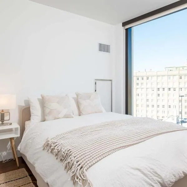 Upscale Penthouse with Gym Parking near MGH TUFTS, hotel Bostonban