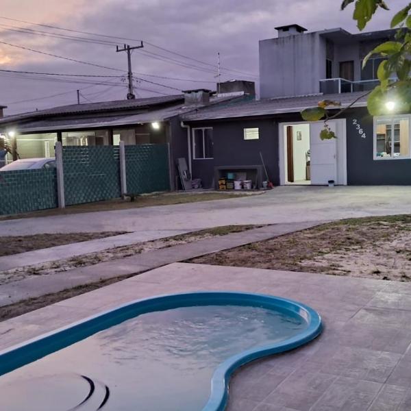 Casa com piscina e pátio grande