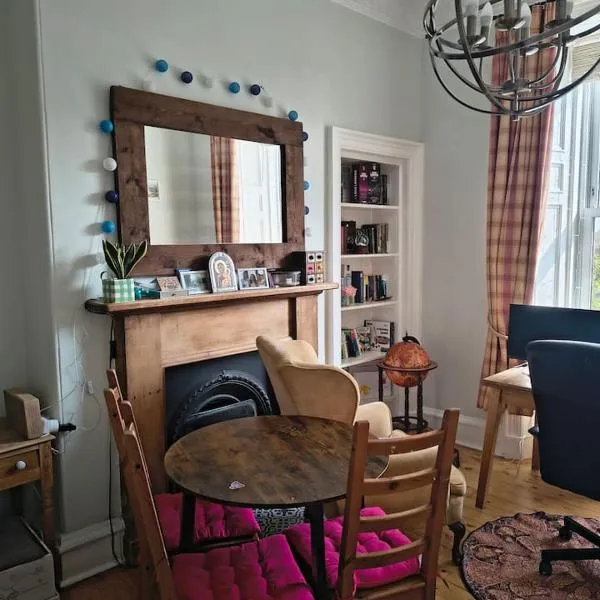 Charming City Flat for Couples & Families, hotel em Edinburgo
