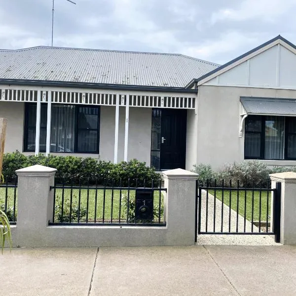 BROWNBILL STREET GEELONG a 2 Bedroom Unit located in the heart of East Geelong, hotel in Geelong