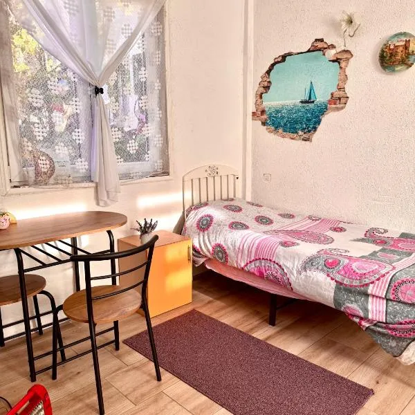 Private Guest Room with Garden Access, hôtel à Skopje