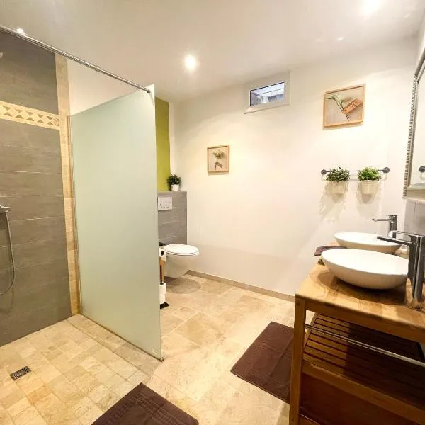 "La Petite Félixière" à 25 min du Puy du Foù, 10 min de Cholet, et 35 min de Nantes, Hotel in Saint-André-de-la-Marche