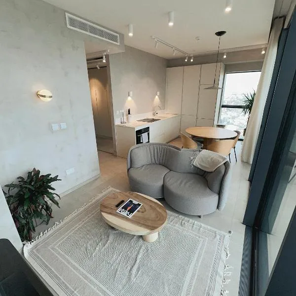 Luxury 360 Sea View 27th Floor Apartment in Mercury Tower, hotel in St Julian's