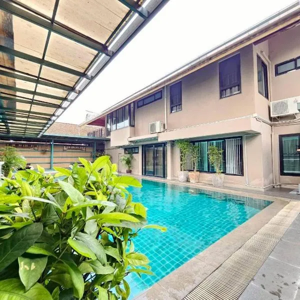 Baan Tanwa - MRT Ratchadapisek Exit 1 or 2, hotel en Bangkok