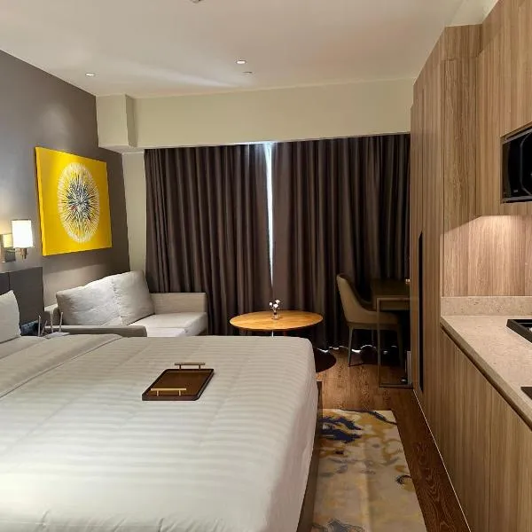 Cleo Suites at Novotel Hotel Residences near Makati: Manila şehrinde bir otel