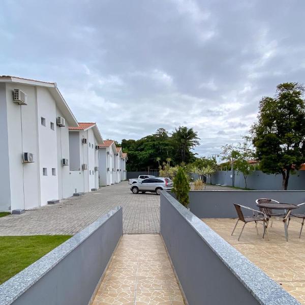 Apartamento 2Q no condomínio Vila Tropical, a uma quadra da Barraca do Gaúcho, cond. com piscina, área gourmet e parquinho infantil
