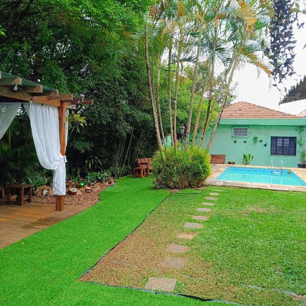 Open House Timboré, Casa com espaço gourmet, churrasqueira, quarto casal, mais 1 quarto com 2 treliches acomoda 6 pessoas, piscina, espaço familiar e aconchegante, próximo ao aeroporto