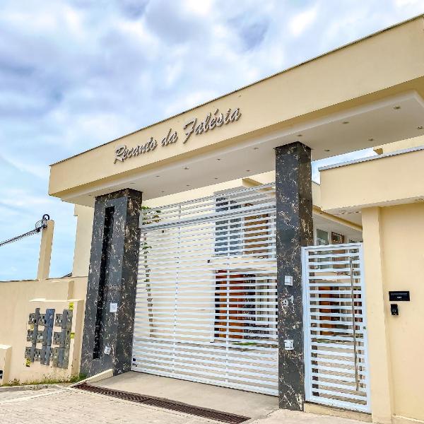 Casa duplex com 3 quartos, sendo 2 suítes a aproximadamente 1200m da praia de Taperapuã, condomínio com vista espetacular para o mar.