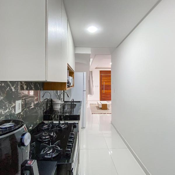 Casa duplex com 3 quartos, sendo 2 suítes a aproximadamente 1200m da praia de Taperapuã, condomínio com vista espetacular para o mar. - Foto 3