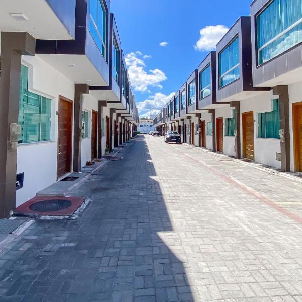 Casa Duplex 2 quartos com ar condicionado, sala, cozinha completa e internet privativa, a 80m metros da Praia de Taperapuã. Residencial Vila dos Diamantes, condomínio com piscina, 1 vaga de garagem e área gourmet
