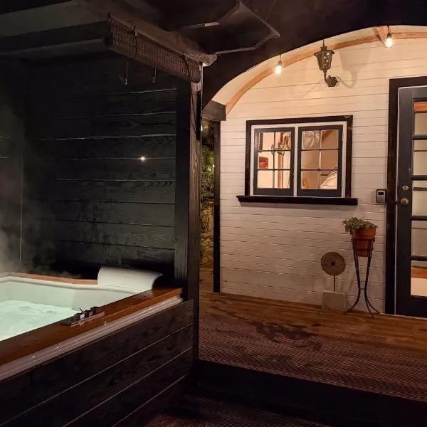 The Cabana Luxury Award Winning Tiny Home with Hot Tub and Private Garden 2 mins Walk to Ryde Beach, hotel v destinaci Ryde