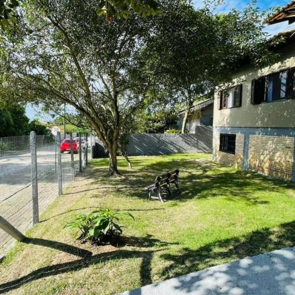 CASA NO CENTRO DE BOMBINHAS COM PISCINA E QUINTAL PRIVATIVO com vista para mata