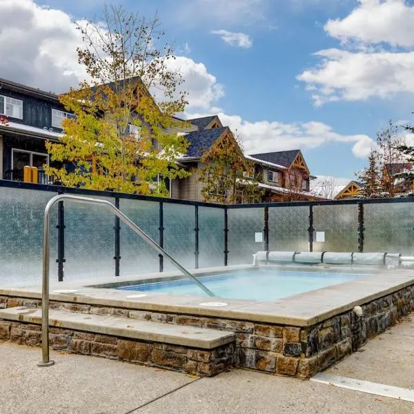 Comfy 2BR Minutes from Downtown with Hot Tub، فندق في Dead Man's Flats