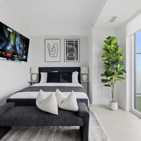 Skyline Studio with Stunning City Views & Parking, hotel sa Toronto