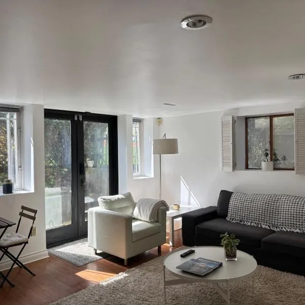 Bright Garden Suite Across From Park in Kitsilano, hotel din Vancouver