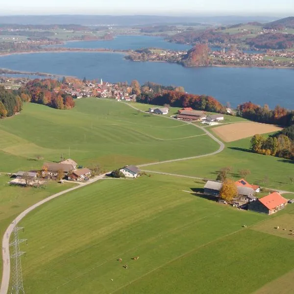 Baby- und Kinderhof Aicherbauer, hotel v destinaci Seeham