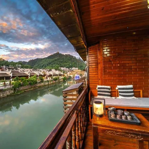 Tingyuxuan River View Homestay, hotel in Fenghuang County