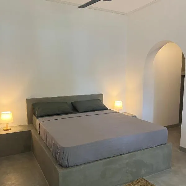 The Drop In Surfhouse Madiha, hotel in Madihe East
