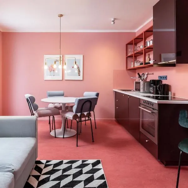 Memphis Design Loft Duplex -40sqm- near Antonplatz, hotel in Berlin