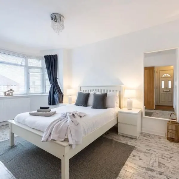 Peaceful location with FREE parking for 2 cars - hosts up to 4- business or leisure stays, inc hot-tub-Netflix-complimentary breakfast, Hotel in Southampton