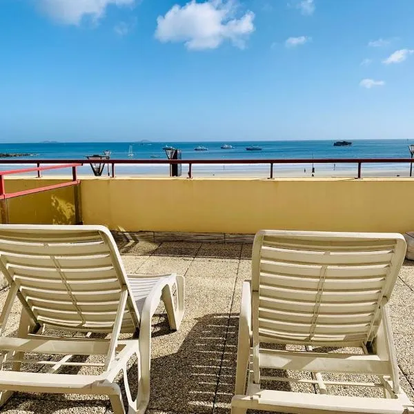 Grande terrasse vue sur la plage de Trestraou, hotel in Perros-Guirec