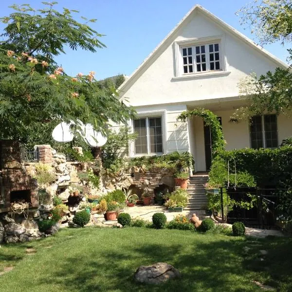 Cozy 5BD House With Frontyard, hotel in Tbilisi City