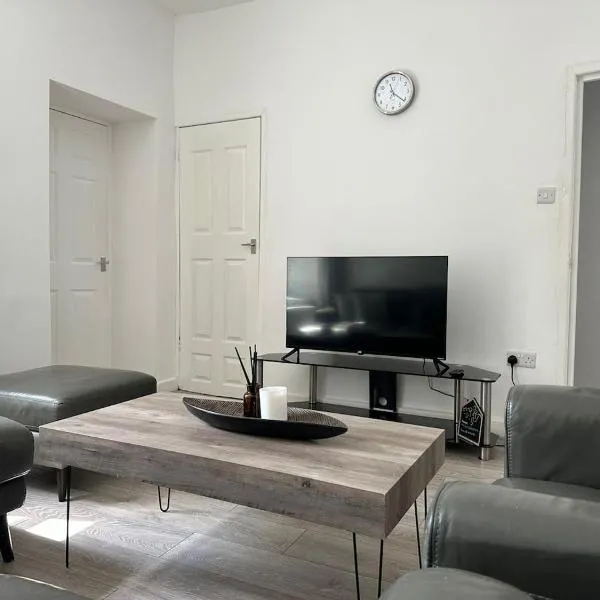 The Regent's Retreat - Modern 4-Bedroom Home, hotel u gradu Briton Ferry